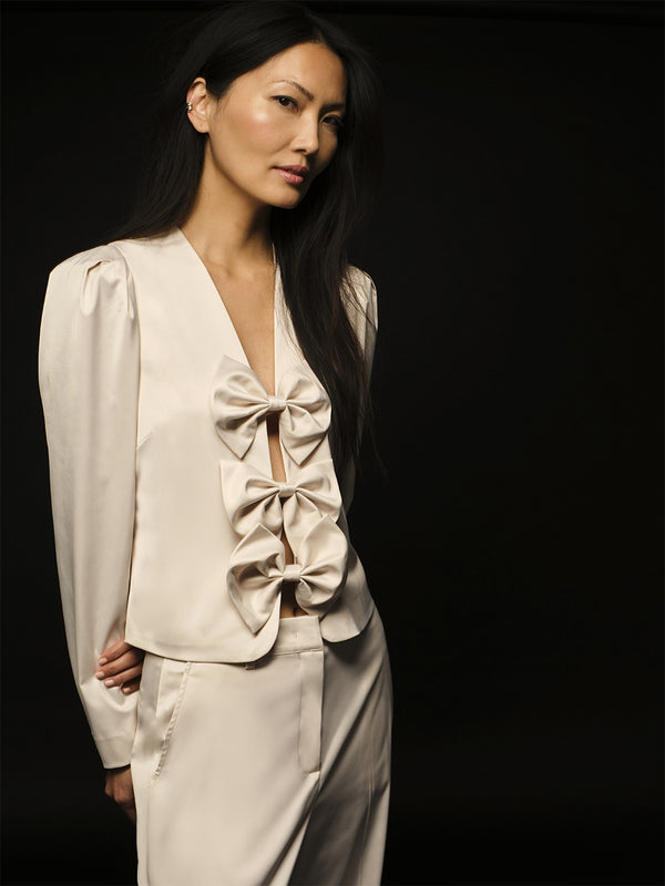 Dante 6 TOP MET STRIKDETAIL
€ 189,00
Dante6-Soralla satijnen top met strikdetails