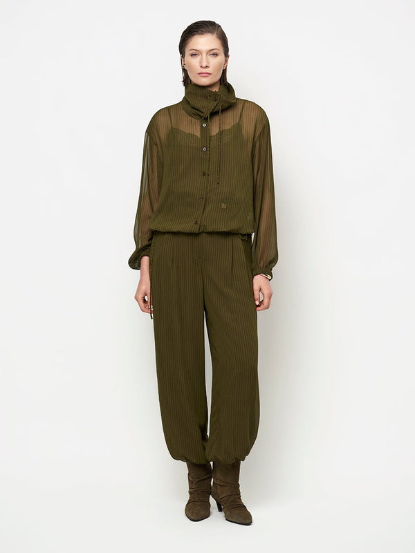Dante 6 BLOUSE MET KRIJTSTREEP
€ 179,00
Dante6-Shapiro blouse met krijtstreep
Kleur: Olijfgroen